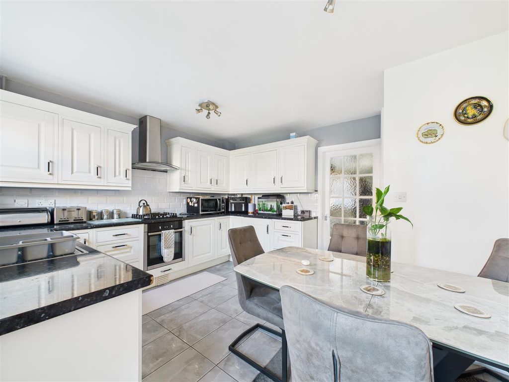 Property photo 3 of 15 Cam03303G0-Pr0242-Still015.Jpg