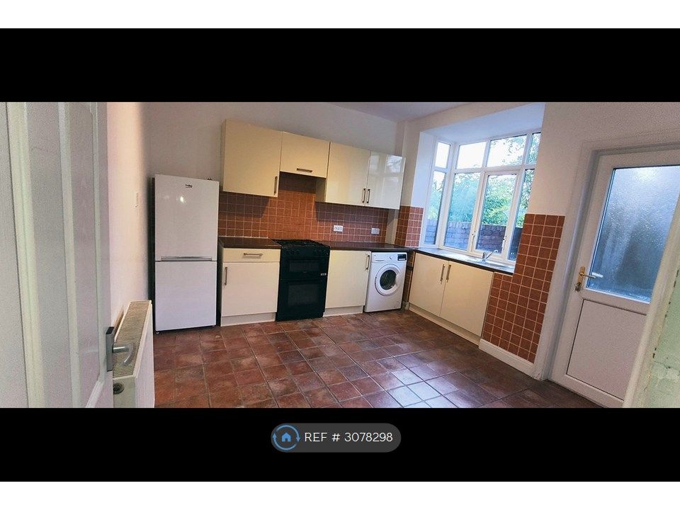 Property photo 3 of 11 Kitchen