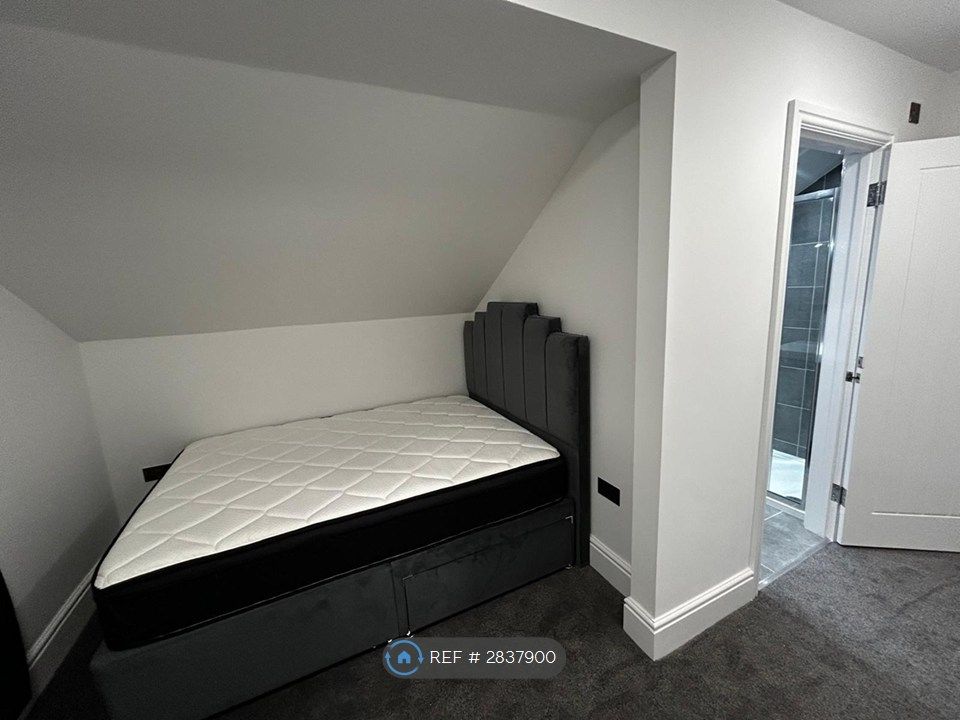 Property photo 3 of 14 Luxury En-Suite Bedroom