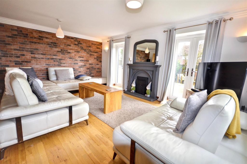 Property photo 3 of 26 Lounge