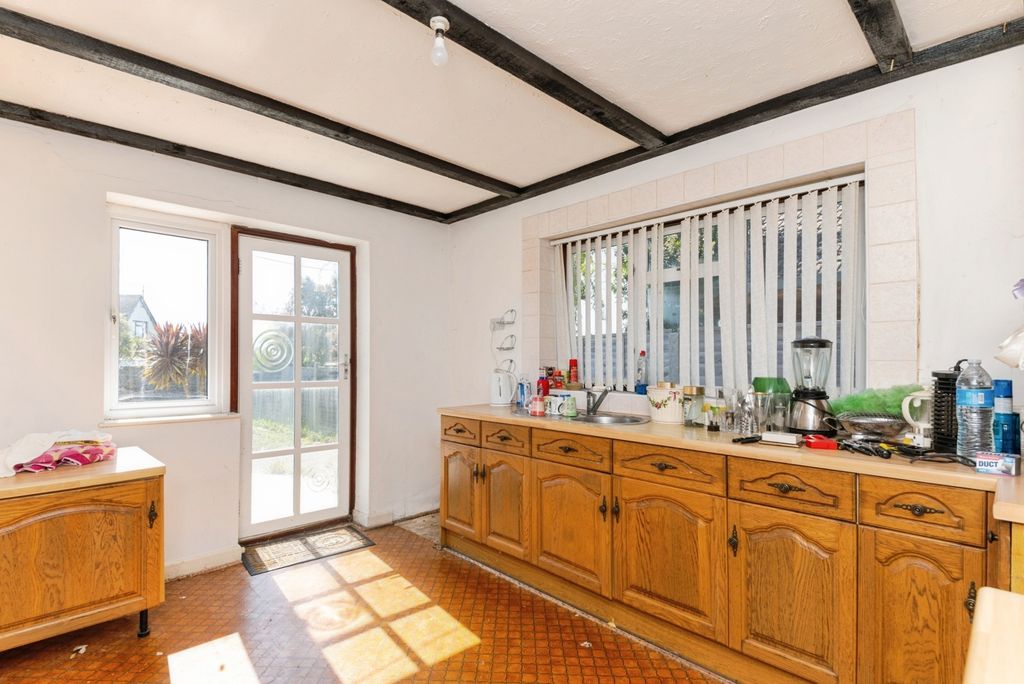 Property photo 3 of 8 Kitchen
