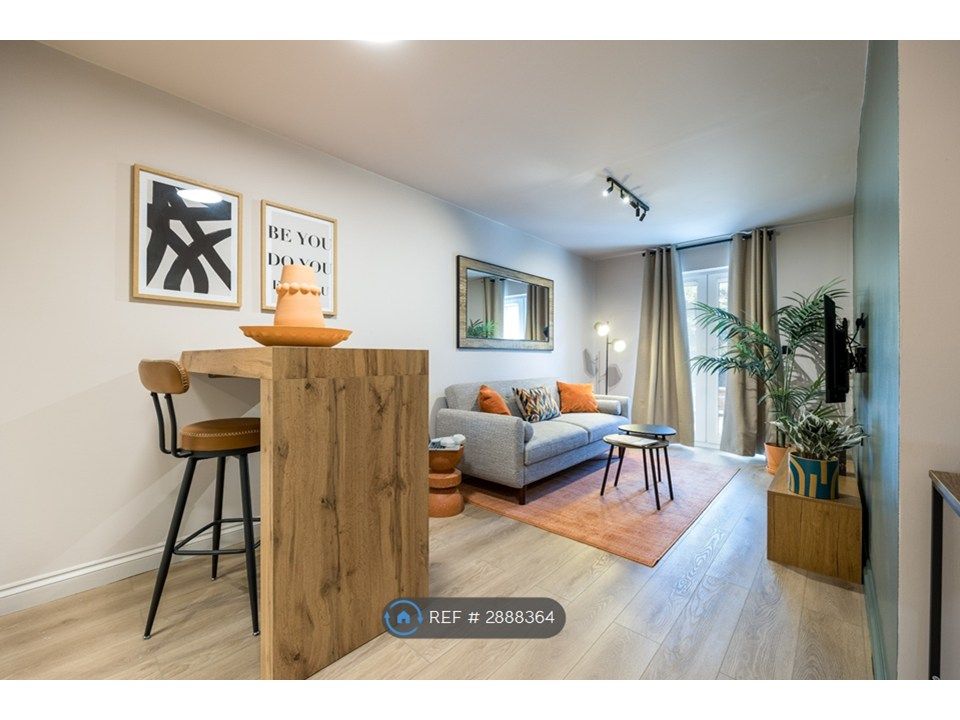 Property photo 1 of 5 Spacious And Bright One Bedroom Garden Flat