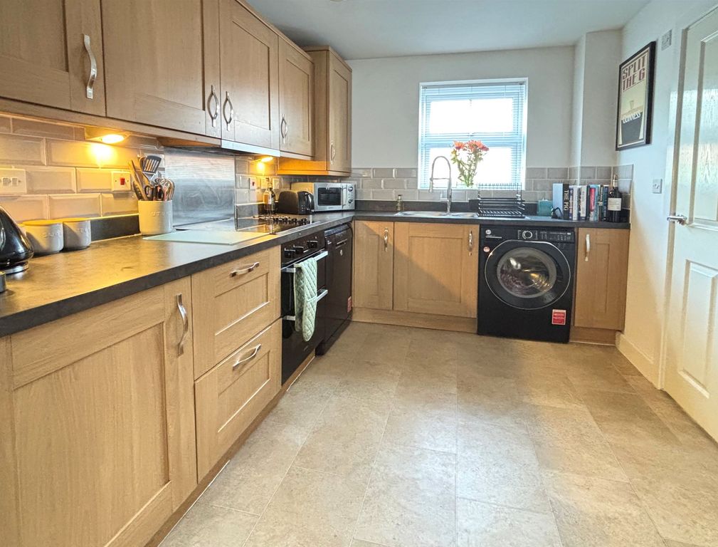 Property photo 2 of 14 Kitchen