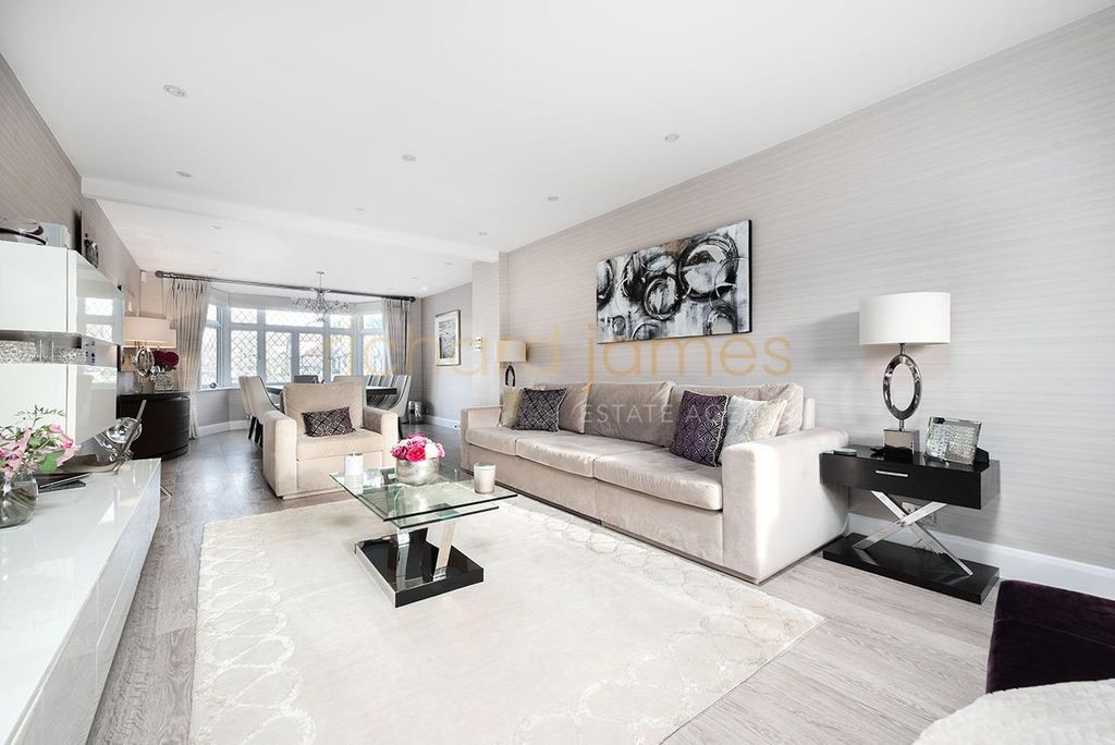 Property photo 3 of 19 W03.Jpg