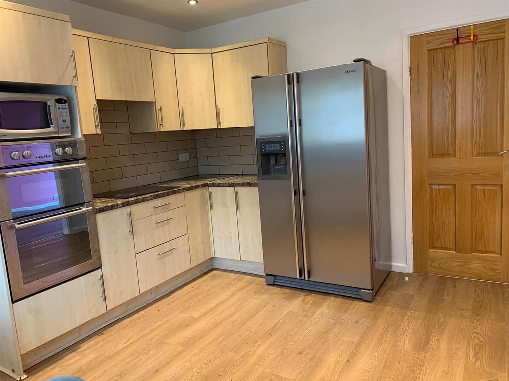 Property photo 3 of 14 8