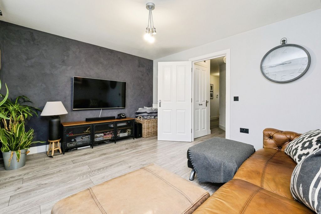 Property photo 3 of 20 Lounge