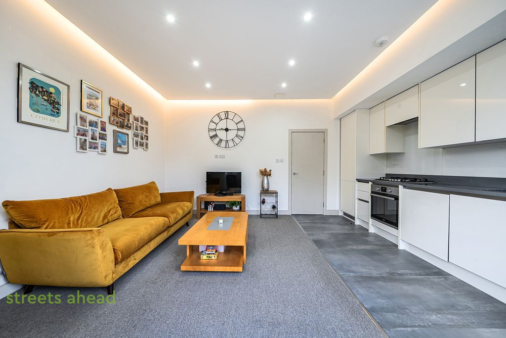 Property photo 2 of 18 62E7B314-89d9-427...