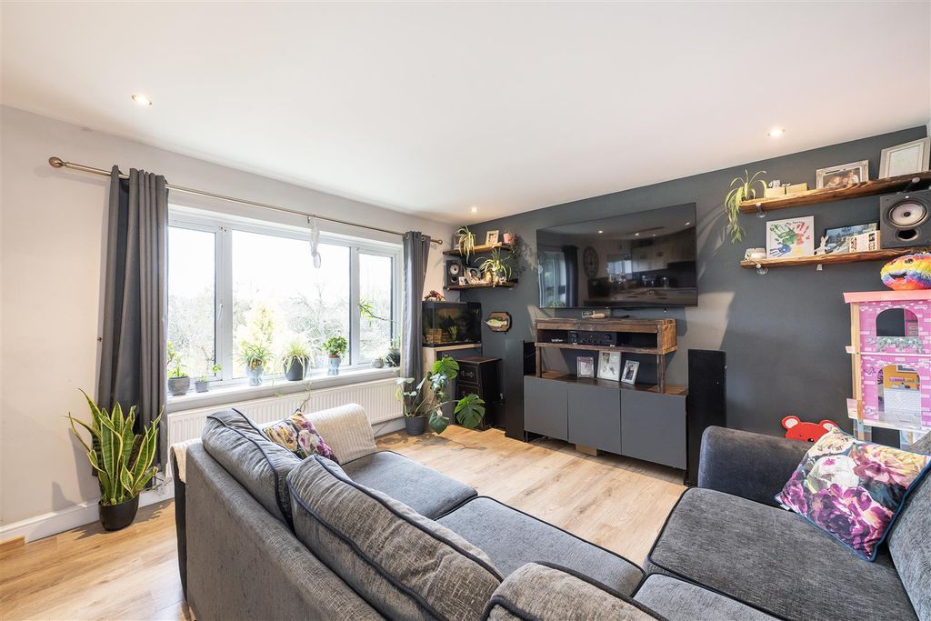 Property photo 3 of 12 23-Hill-Close-05.Jpg