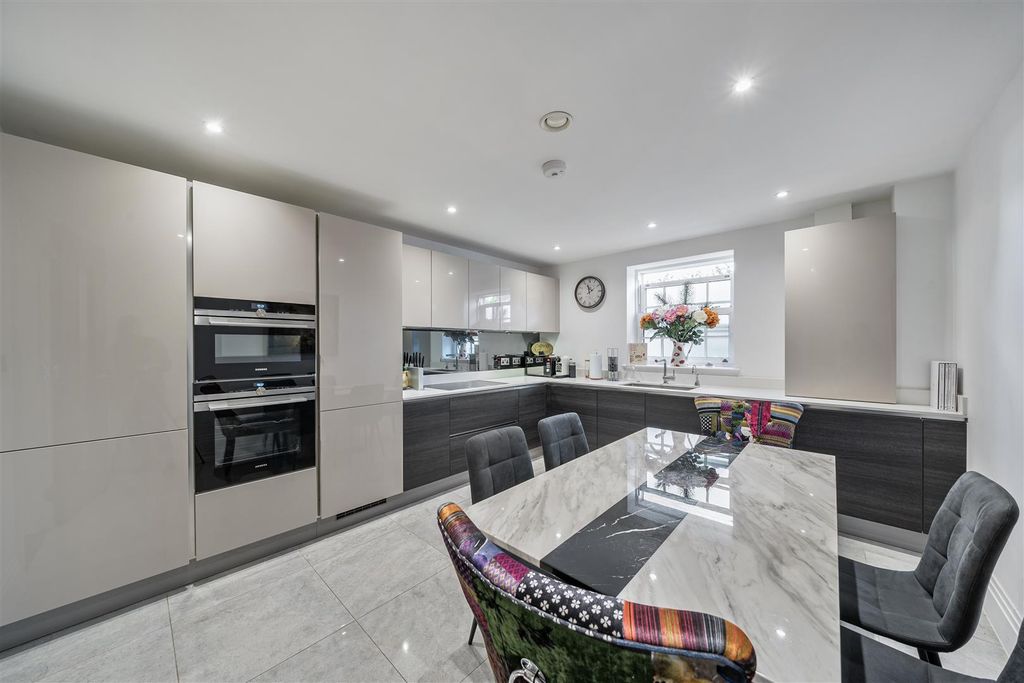 Property photo 3 of 17 Kitchen/Breakfast Room: