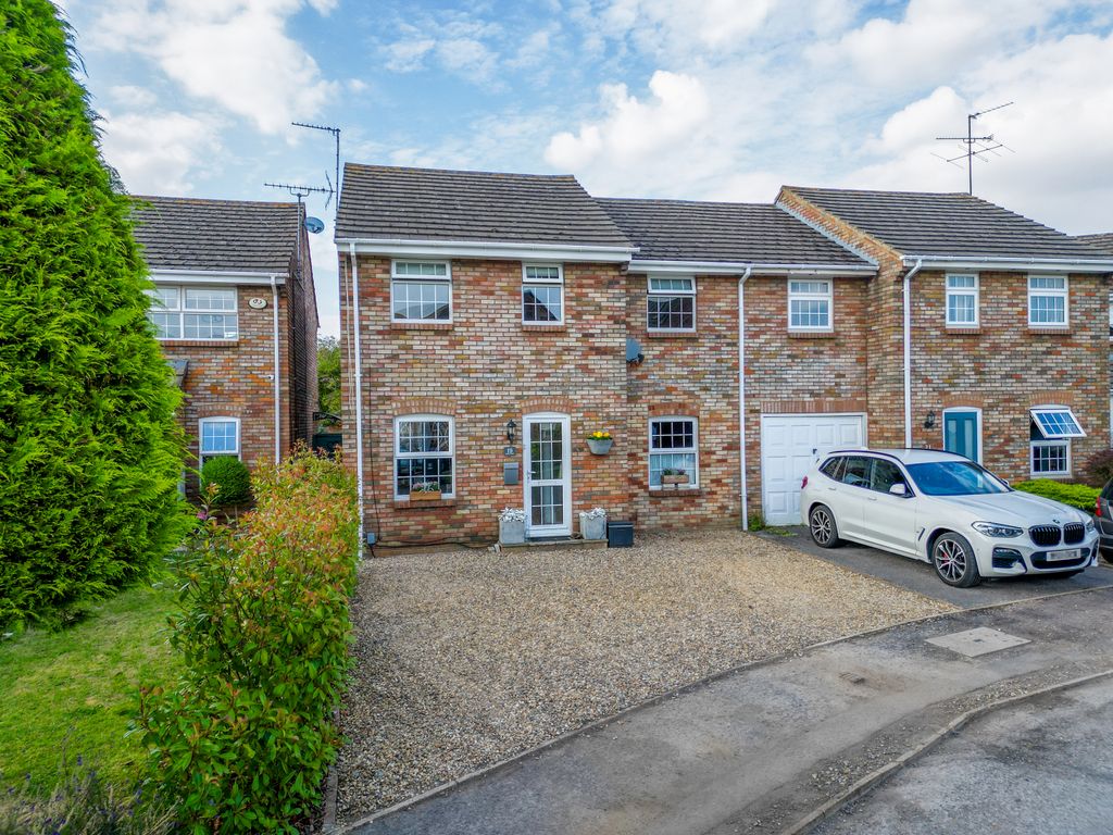Property photo 1 of 22 Hunters Close, Tring