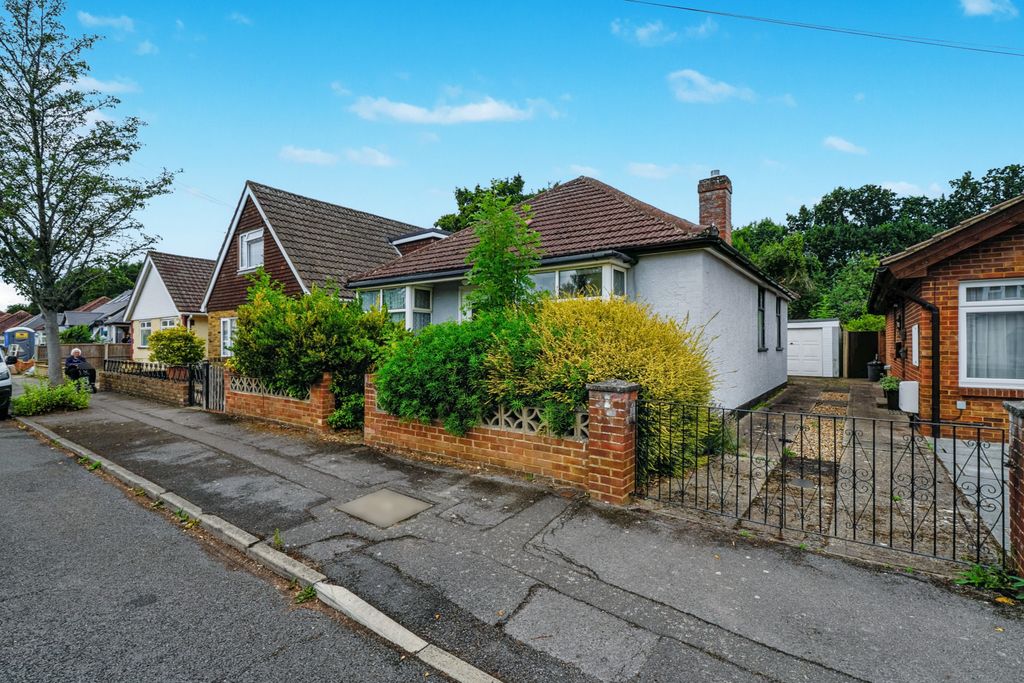 Property photo 2 of 16 129 Linden Avenue, Ruislip, Middlesex, Ha4 8Ty