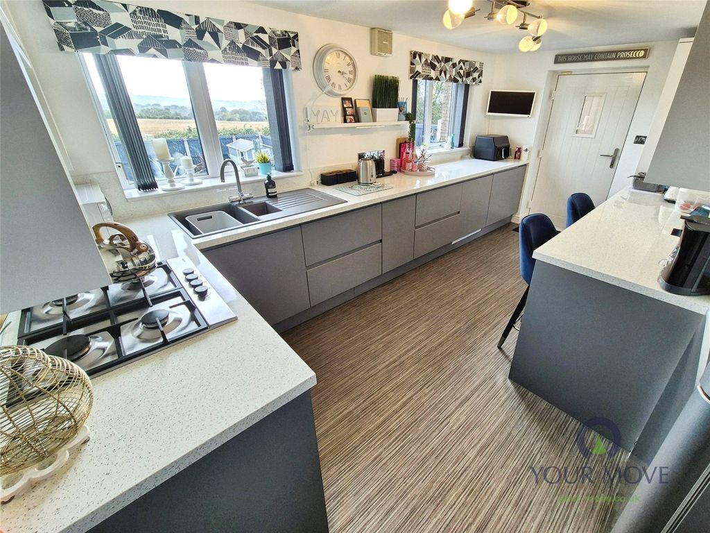 Property photo 3 of 18 Kitchen