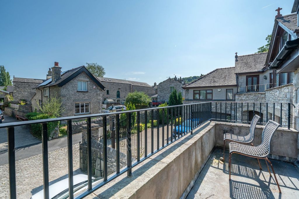 Property photo 2 of 39