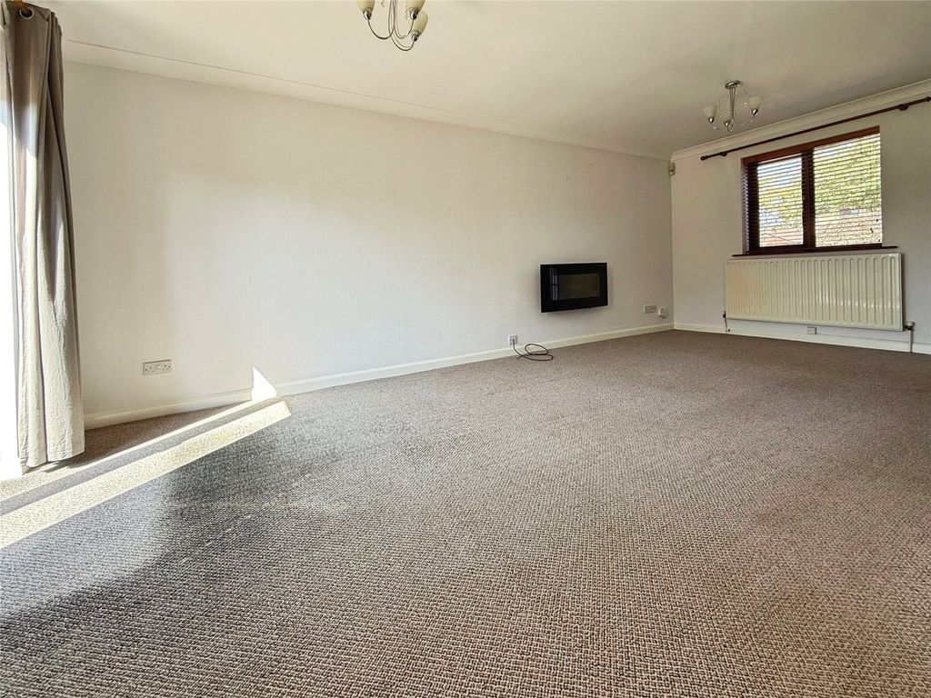 Property photo 3 of 12 Lounge