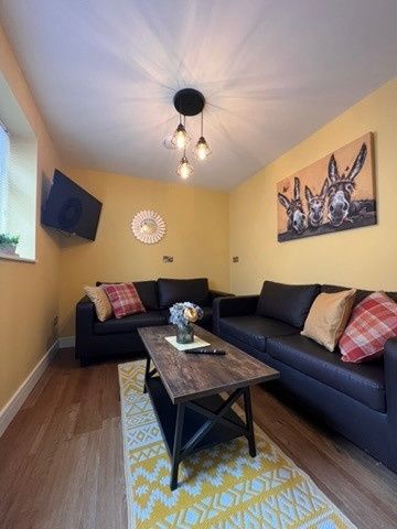 Property photo 2 of 16 Bright, Cosy Living Room With Two Dark Sofas, Patt...