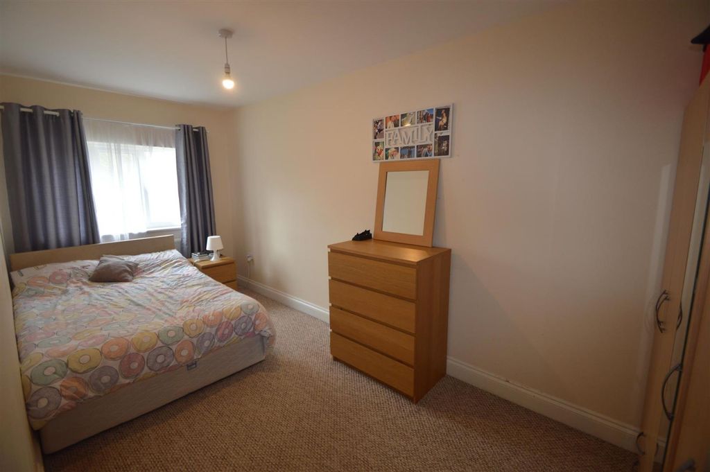 Property photo 3 of 4 Wellington Way E3