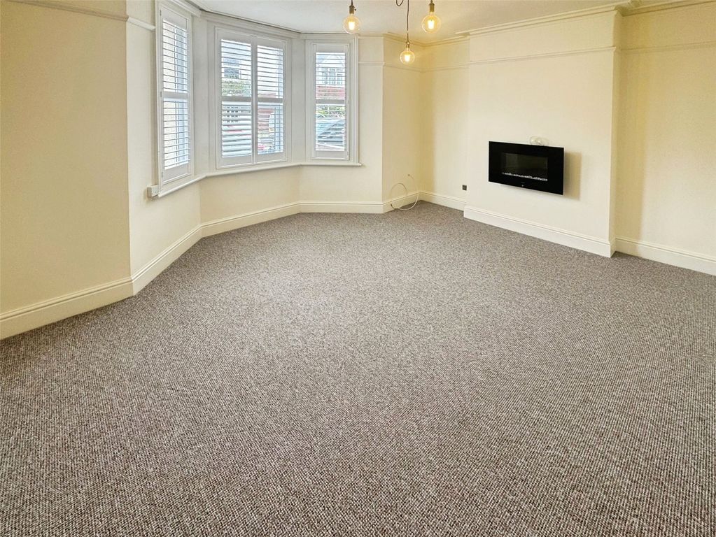 Property photo 3 of 12 Lounge