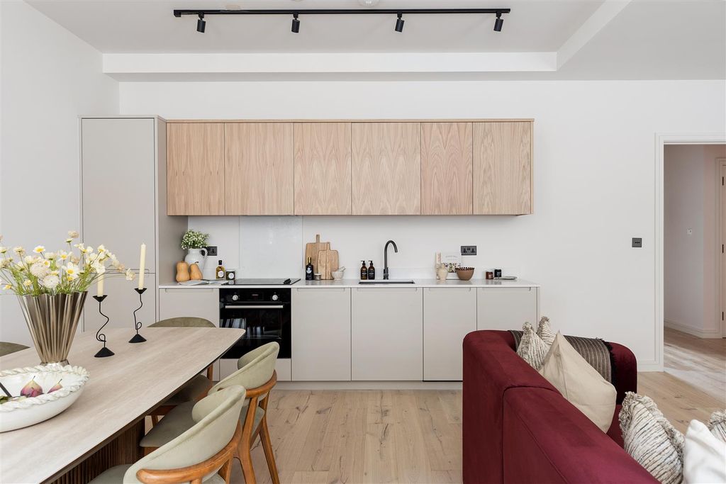 Property photo 2 of 20 Hollybush Gardens, E2