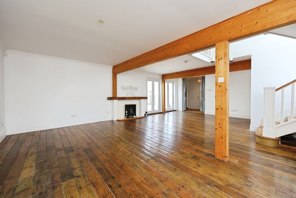 Property photo 3 of 17 Photo