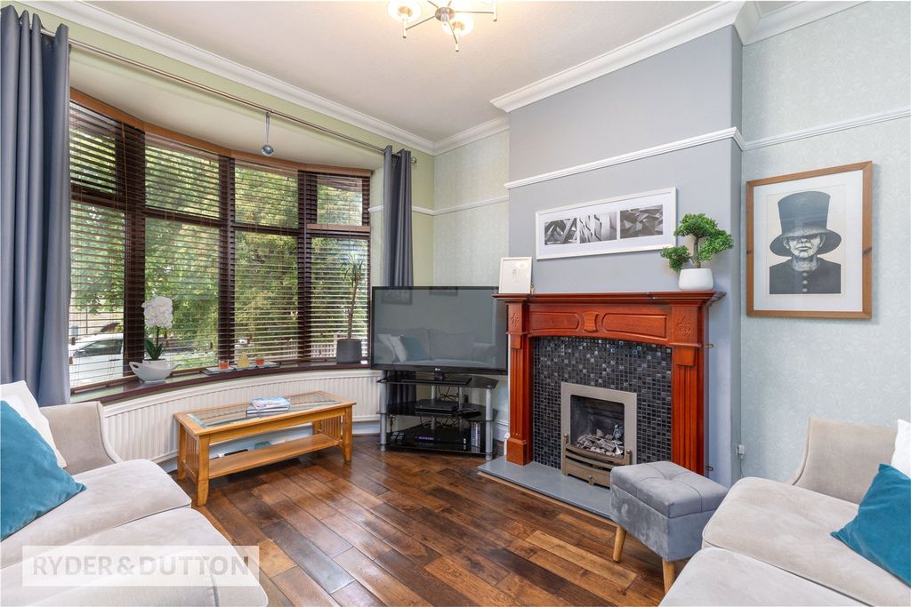 Property photo 2 of 23 Bay Fronted Lounge