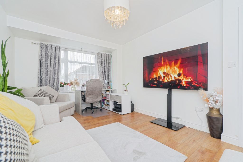 Property photo 3 of 15 Lounge