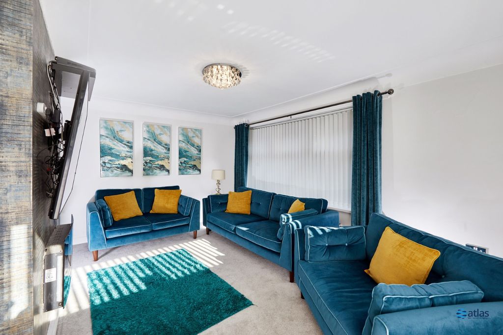 Property photo 3 of 18 Lounge