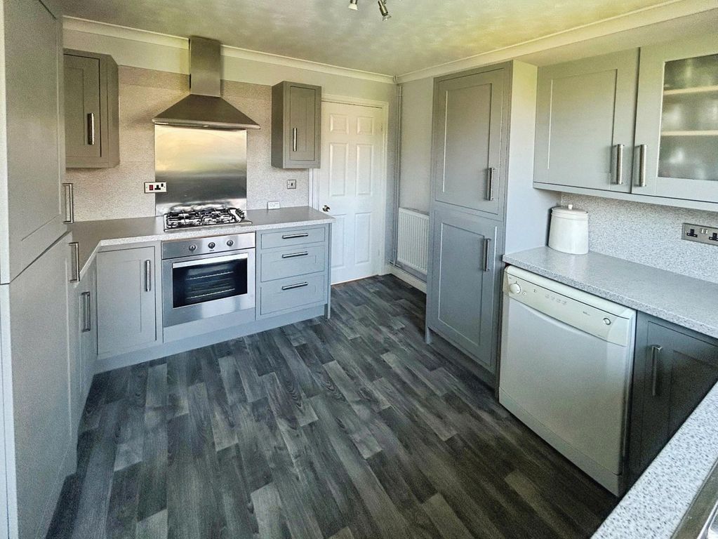 Property photo 2 of 11 Kitchen