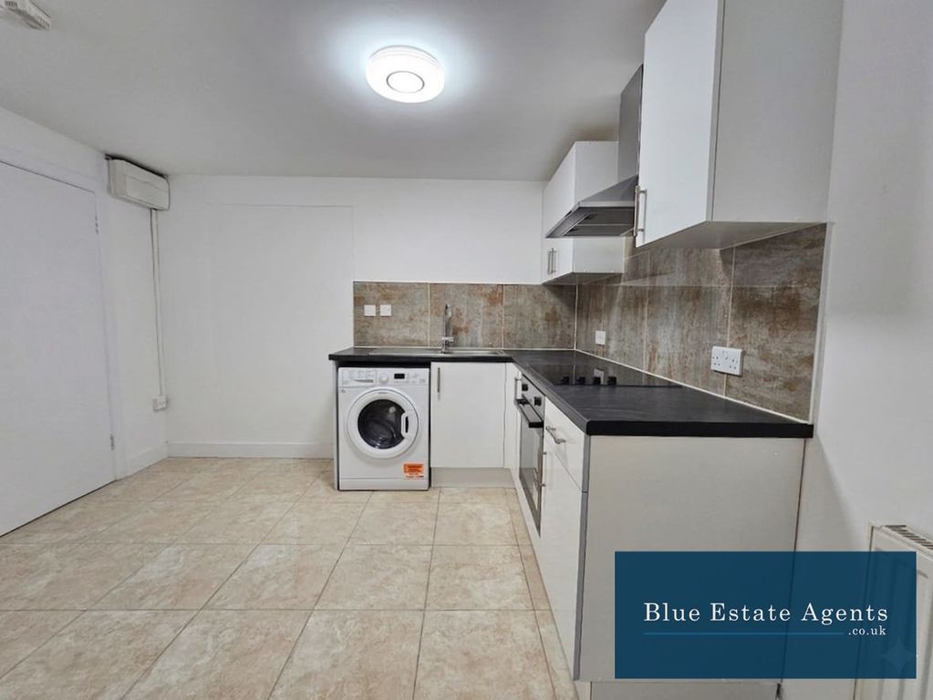 Property photo 2 of 6 Kitchen