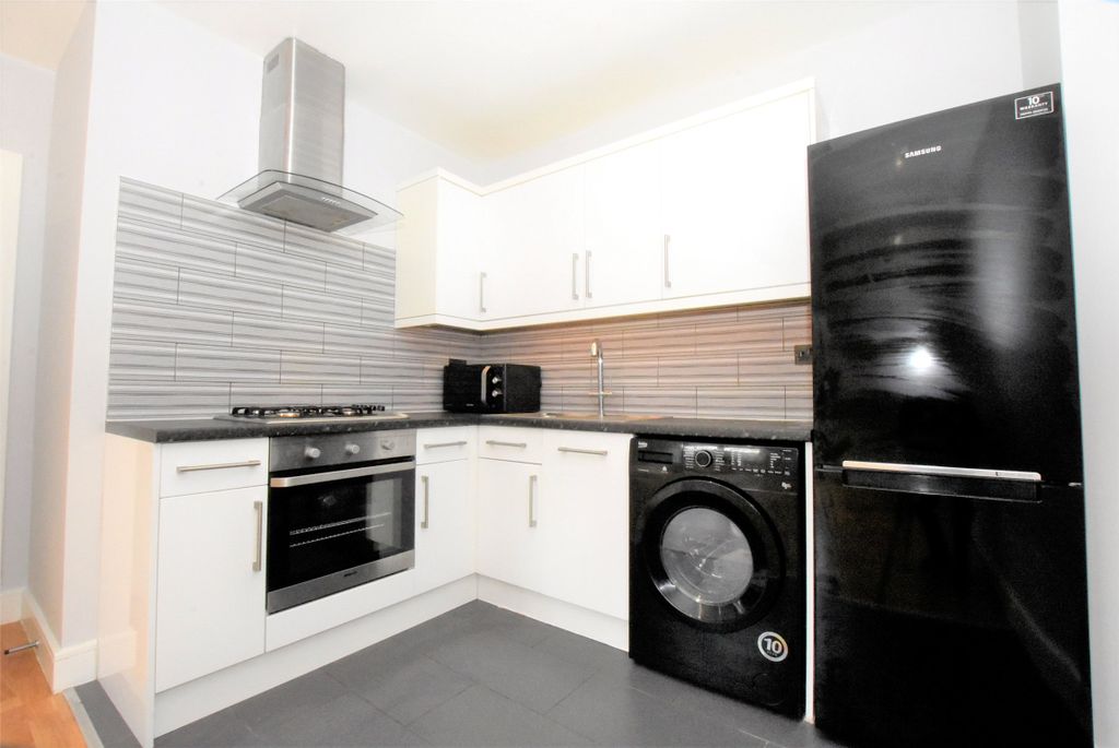 Property photo 3 of 10 Kitchen