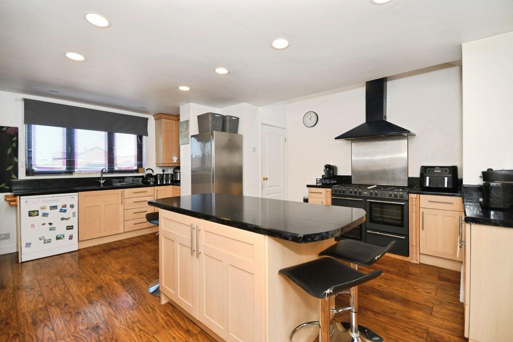 Property photo 3 of 19 Kitchen 02.Jpg