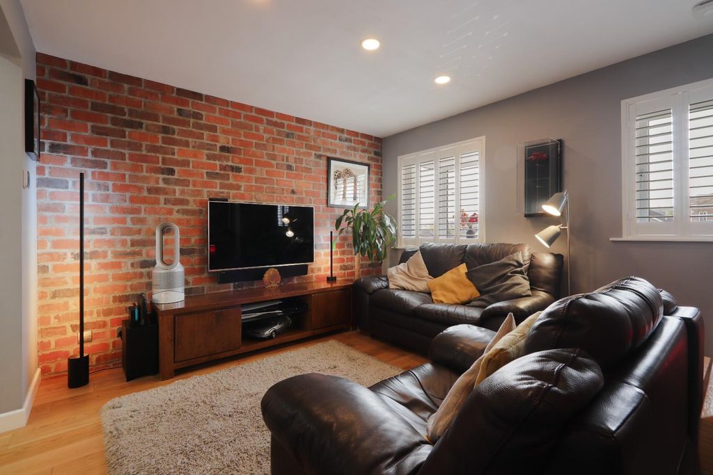 Property photo 3 of 32 Lounge