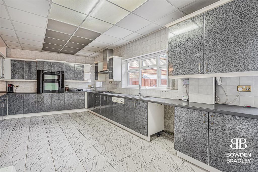 Property photo 2 of 27 Kitchen/Dining Area