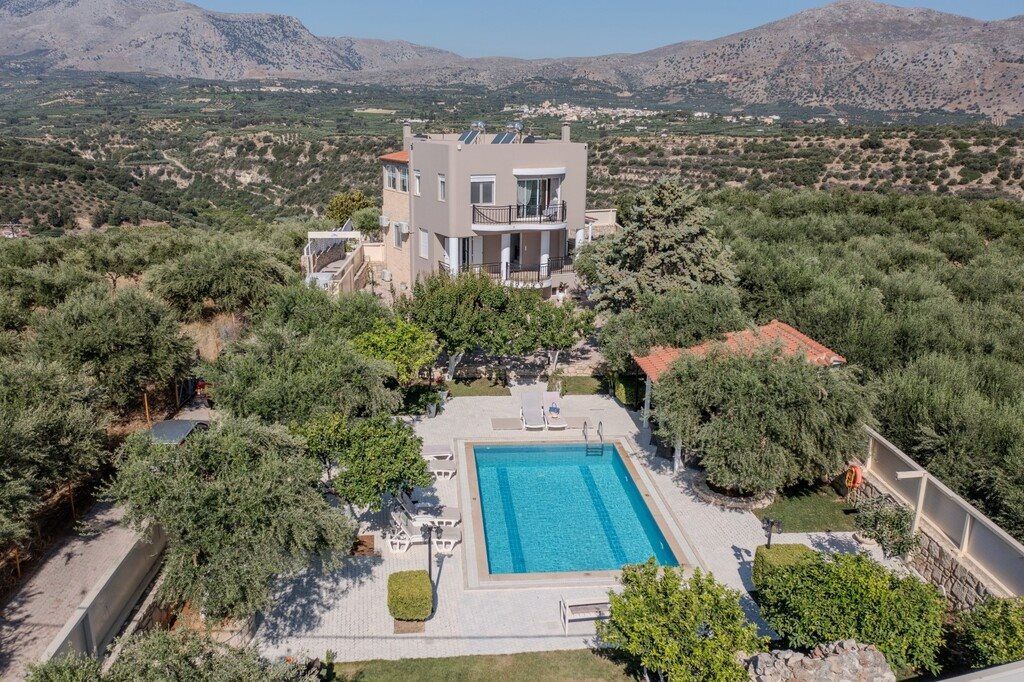 Property photo 1 of 15 For Sale Villa 250 m² In Crete