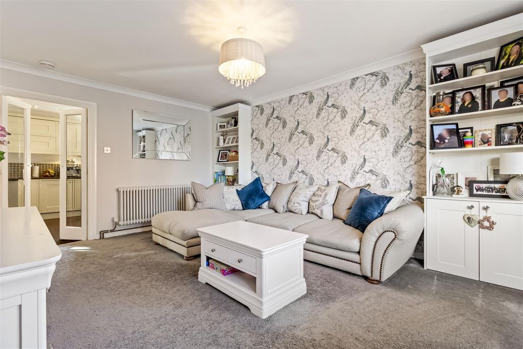 Property photo 3 of 23 Cowdray Close, 3-012.Jpg