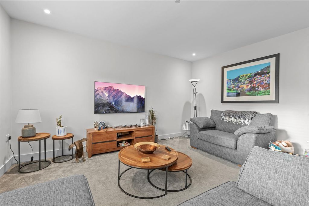 Property photo 3 of 27 Living Room