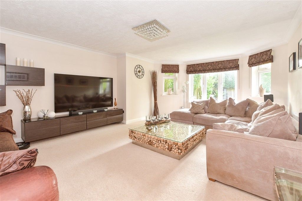 Property photo 3 of 23 Lounge