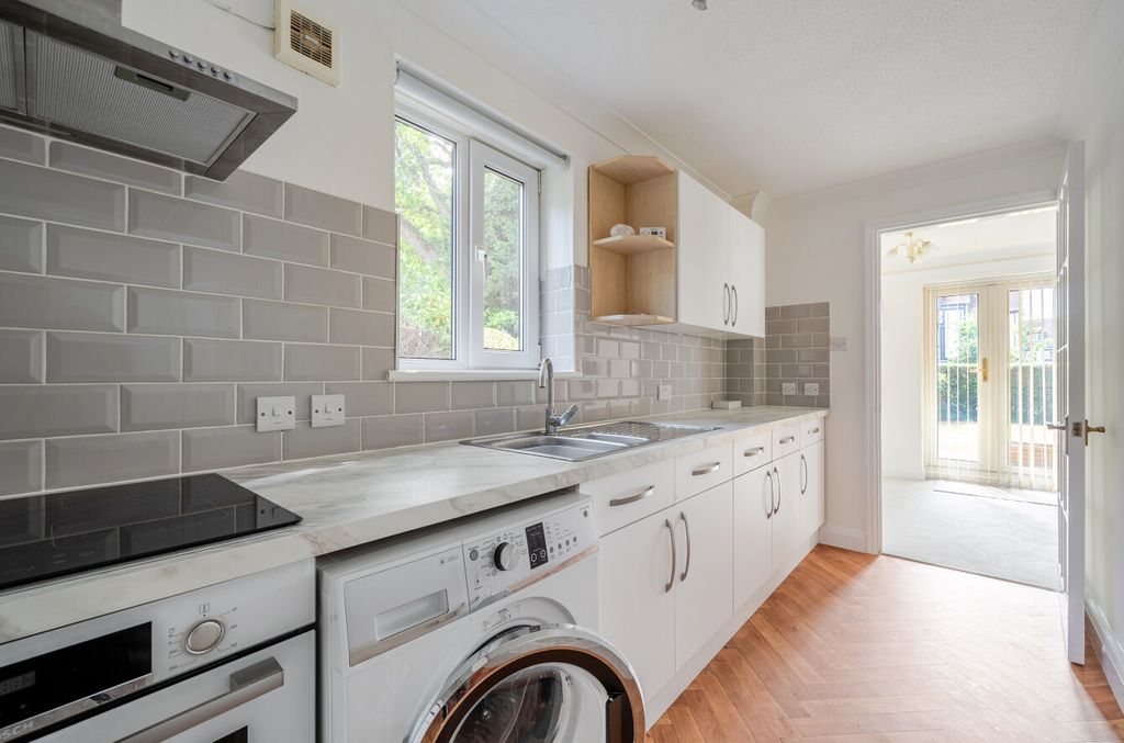 Property photo 3 of 13 1498959-19-6A68Da...