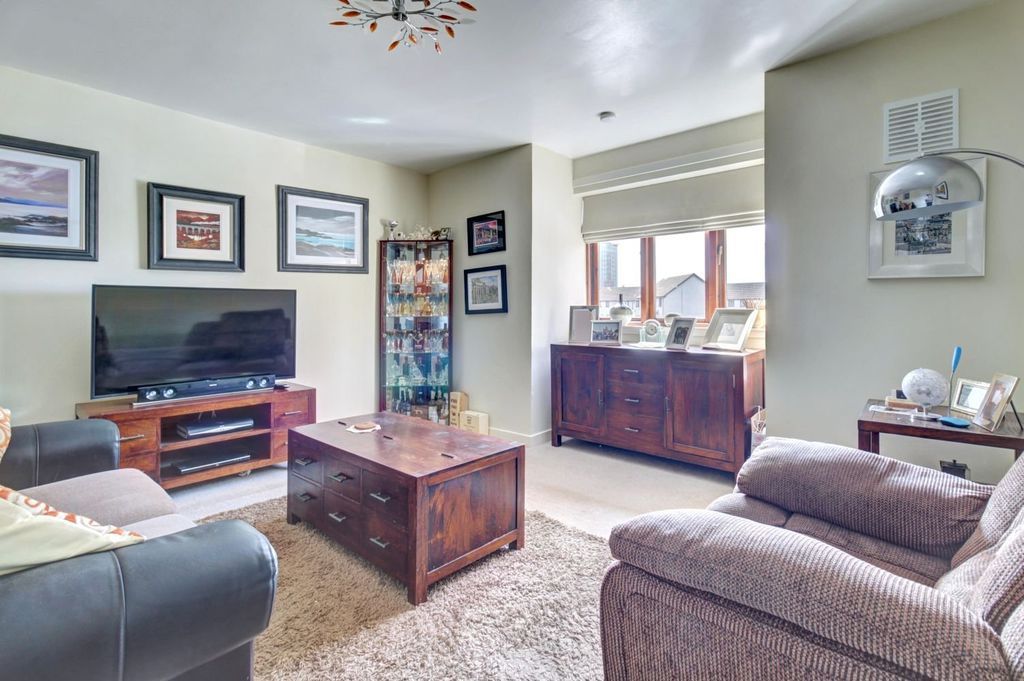 Property photo 2 of 16 Lounge