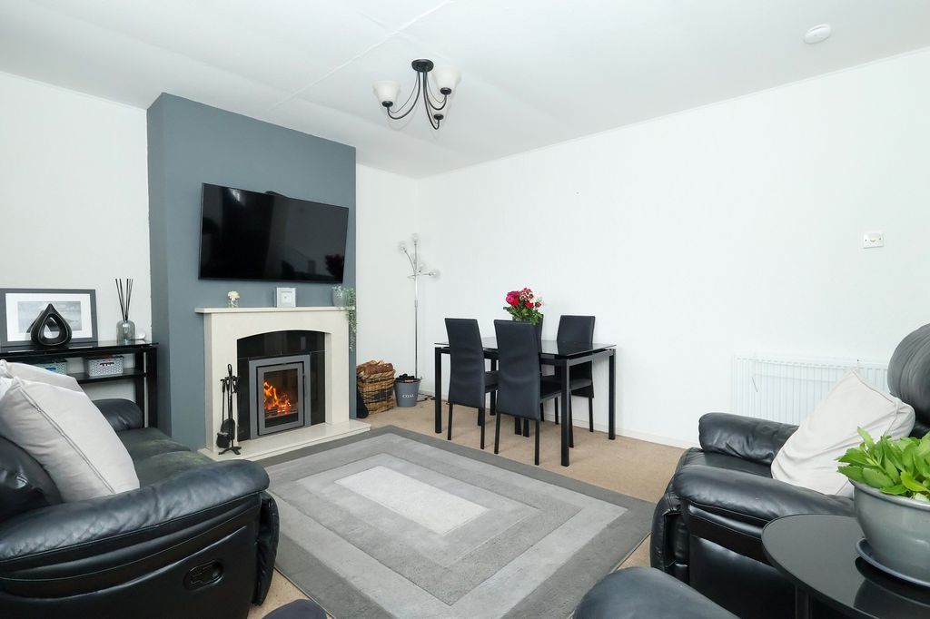 Property photo 3 of 17 Lounge Additional