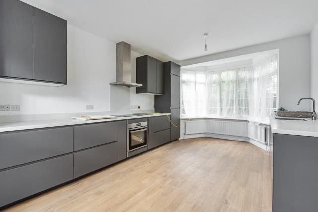 Property photo 1 of 10 Kitchen