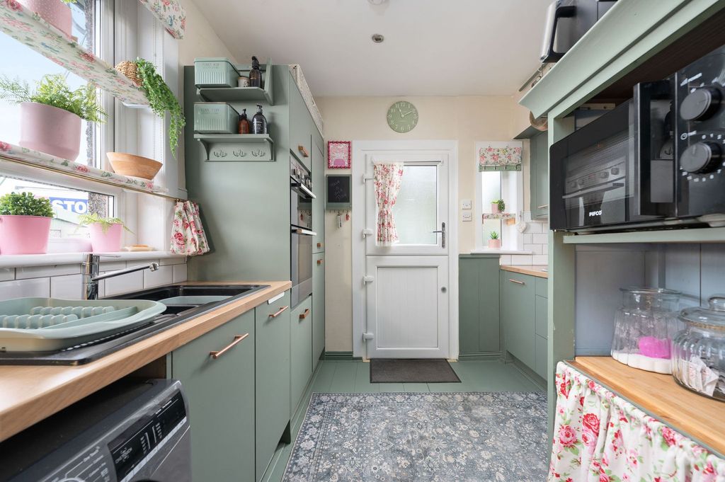 Property photo 2 of 33