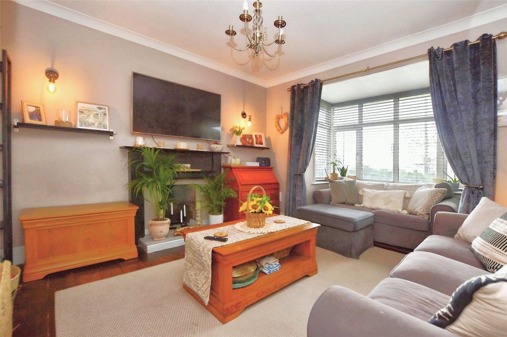 Property photo 2 of 19 Lounge