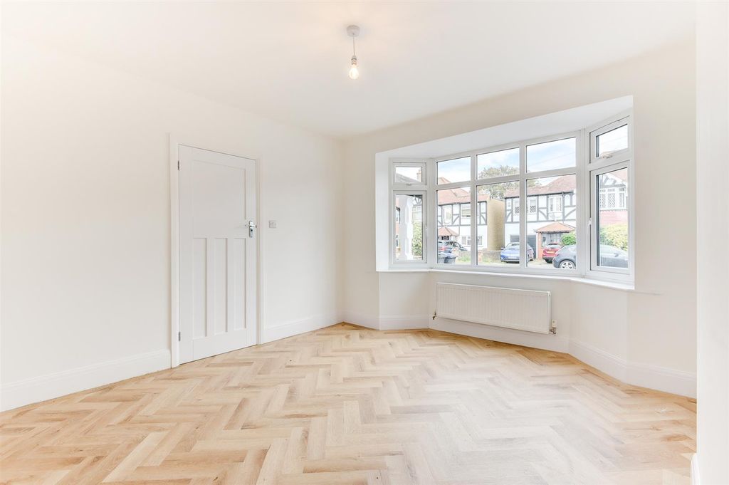 Property photo 3 of 28 For Sale By Aspire Residential | Balcombe Road