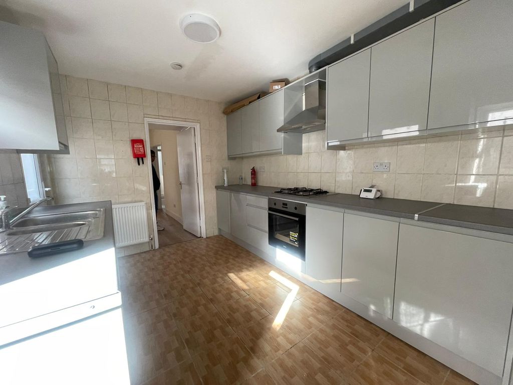 Property photo 1 of 9 Three Bedroom Terraced House