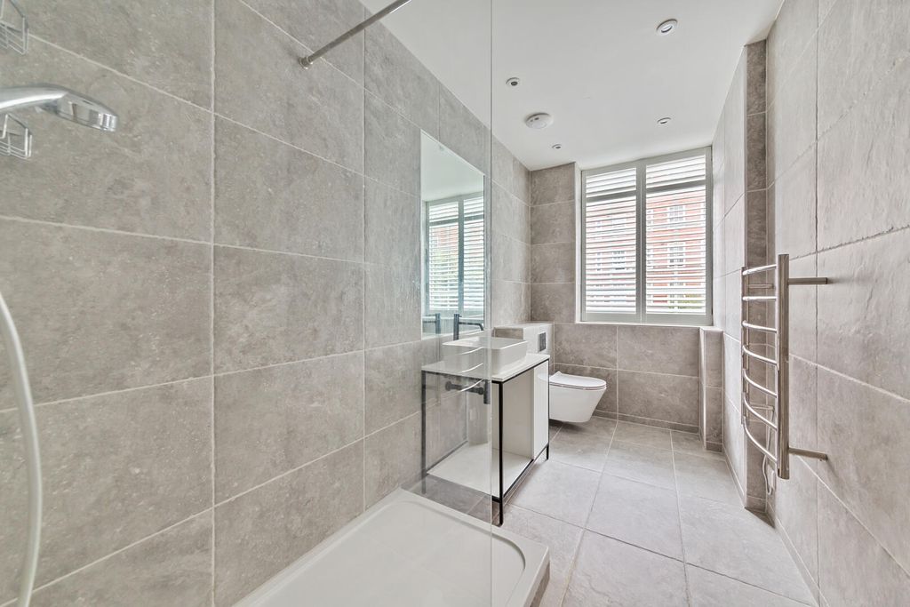 Property photo 3 of 10 Bathroom