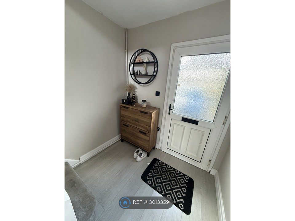Property photo 3 of 14 Hall Way