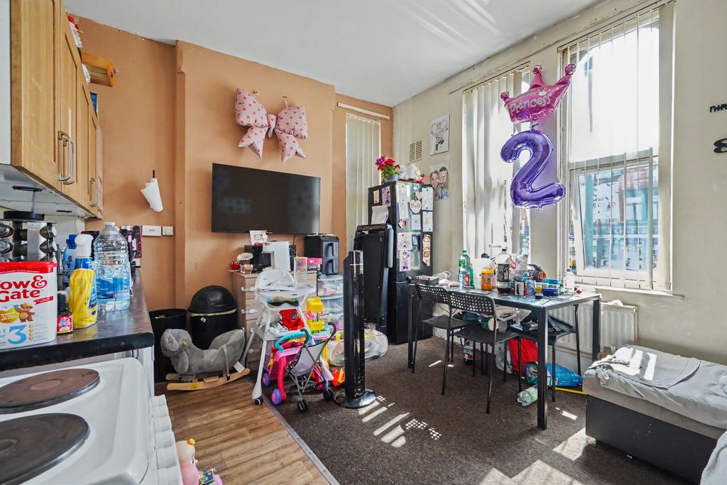 Property photo 2 of 19 Flats 1-4, 406 Alfreton Road, Nottingham Ng7 5Ng