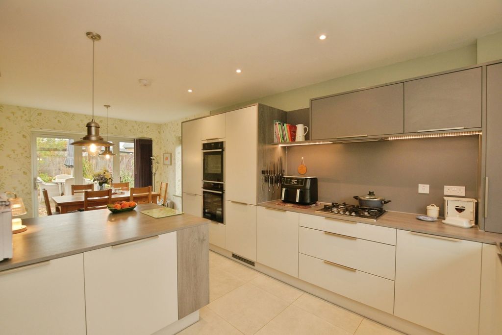 Property photo 3 of 21 Pbox-Img.Jpg