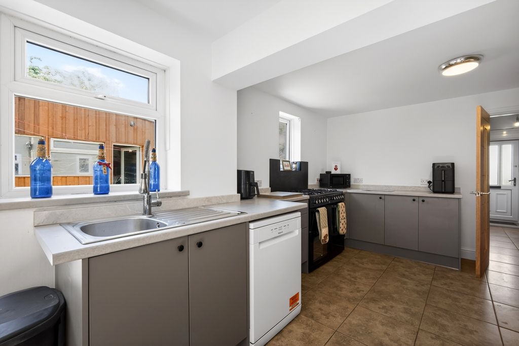Property photo 3 of 17 Kitchen