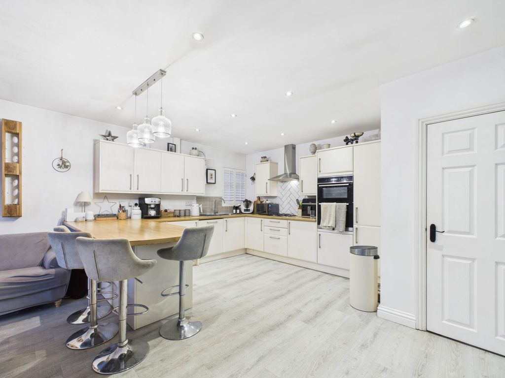 Property photo 3 of 27